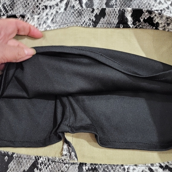 Forever 21 Snakeskin Print Faux Leather Skirt Black gray white Size Small - Picture 9 of 12